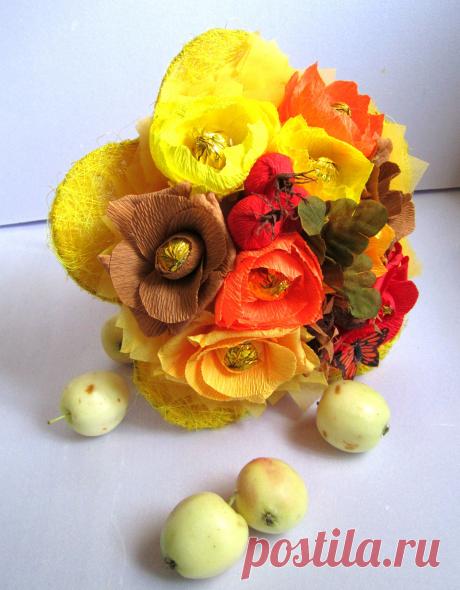Осенний букет из конфет. 
Для заказа такого букетика пишите: taikeaqw@mail.ru