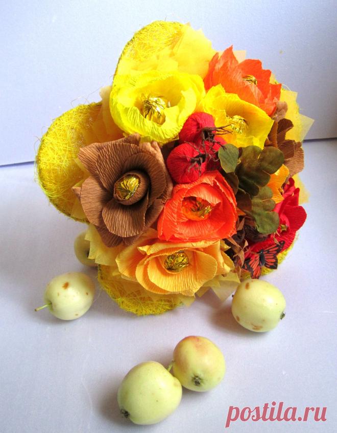 Осенний букет из конфет. 
Для заказа такого букетика пишите: taikeaqw@mail.ru