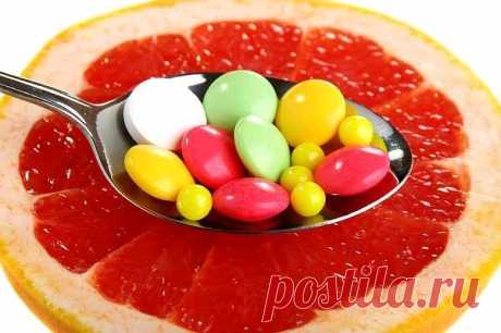 Признаки нехватки витаминов

Дефицит витамина А:
сухость, ломкость, истончение волос; ломкость ногтей; появление трещин на губах; поражение слизистых (трахеи, рта, ЖКТ); снижение зрения; сыпь, сухость и шелушение кожи.

Дефицит витамина В1:
диарея и рвота; расстройства ЖКТ; снижение аппетита и давления; повышенная возбудимость; сердечная аритмия; холодные конечности (нарушения кровообращения).

Дефицит витамина В2:
стоматит и трещины в уголках рта; конъюнктивит, слезотечен...