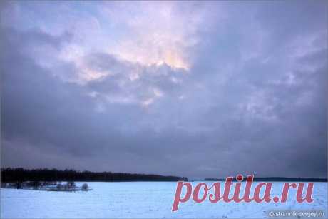 Куда податься зимой в декабре горожанину, чтобы отдохнуть от огромного мегаполиса?
Зимой в декабре, когда поля покрываются снегом, самое время отправляться в первый лыжный поход по снежным равнинам.
Зимой в декабре темно, а на полях светло, а главное, — просторно.
И можно утонуть в бескрайних далях снежных полей, растворяясь  в прозрачном воздухе зимы.
Такие места производят очень сильное воздействие на человека.