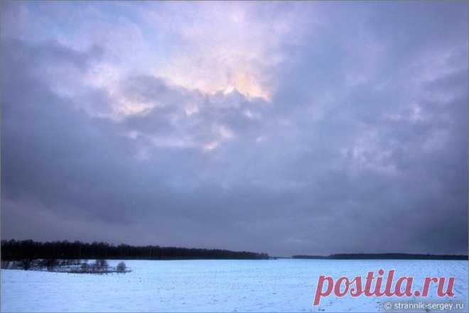 Куда податься зимой в декабре горожанину, чтобы отдохнуть от огромного мегаполиса?
Зимой в декабре, когда поля покрываются снегом, самое время отправляться в первый лыжный поход по снежным равнинам.
Зимой в декабре темно, а на полях светло, а главное, — просторно.
И можно утонуть в бескрайних далях снежных полей, растворяясь  в прозрачном воздухе зимы.
Такие места производят очень сильное воздействие на человека.