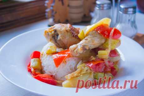 Курица с овощами на сковороде
