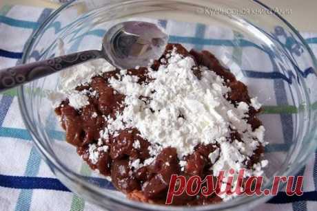 ВКУСНАЯ ПЕЧЕНЬ В ПОДЛИВКЕ

А вы готовите печень? Часто? У вас ее любят?
Я готовлю не часто... Даже скорее редко... Мои ее не очень любят.
А я люблю, если вкусно приготовлена.
По этому рецепту печень получается наивкуснейшая! Даже дети ели!

Ингредиенты:

●1 кг. печени (любой),
●3 луковицы,
●5-6 зубчиков чеснока,
●крахмал,
●томатная паста,
●мёд,
●растительное масло,
●соевый соус,
●паприка,
●соль.

Приготовление:

Я готовила пол нормы! Т.е. на пол кило печени. Но в рецепте о...