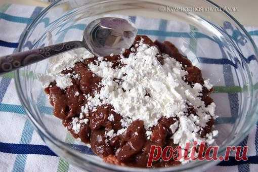 ВКУСНАЯ ПЕЧЕНЬ В ПОДЛИВКЕ

А вы готовите печень? Часто? У вас ее любят?
Я готовлю не часто... Даже скорее редко... Мои ее не очень любят.
А я люблю, если вкусно приготовлена.
По этому рецепту печень получается наивкуснейшая! Даже дети ели!

Ингредиенты:

●1 кг. печени (любой),
●3 луковицы,
●5-6 зубчиков чеснока,
●крахмал,
●томатная паста,
●мёд,
●растительное масло,
●соевый соус,
●паприка,
●соль.

Приготовление:

Я готовила пол нормы! Т.е. на пол кило печени. Но в рецепте о...