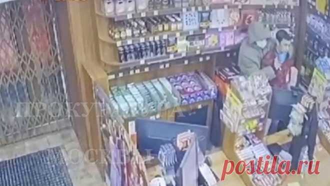 Экс-сотрудник ограбил московский магазин, угрожая бывшим коллегам ножом, и попал на видео. Экс-работник ограбил магазин в Москве, пригрозив бывшим коллегам ножом. Об этом сообщает столичная прокуратура. Инцидент произошел на улице Космонавта Волкова. Бывший сотрудник магазина надел медицинскую маску, перчатки и, войдя внутрь, ...