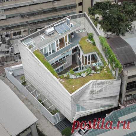 Atelier Gratia completes angular concrete courtyard house in Taiwan