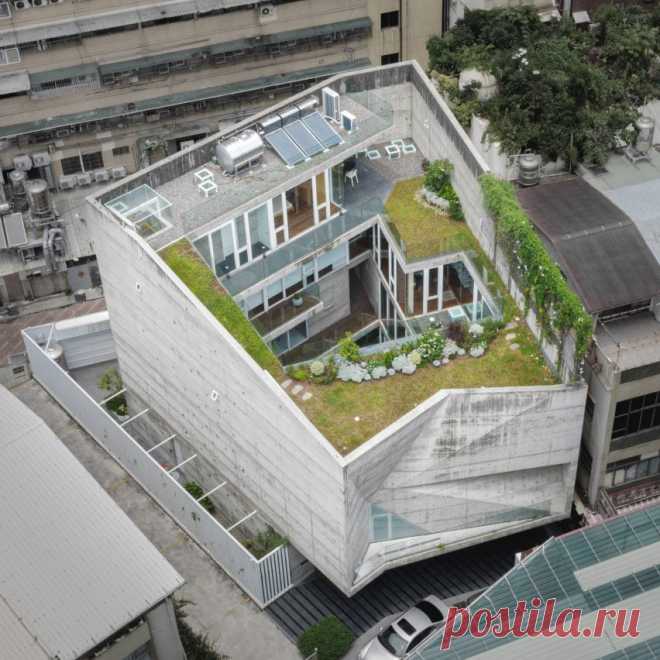 Atelier Gratia completes angular concrete courtyard house in Taiwan