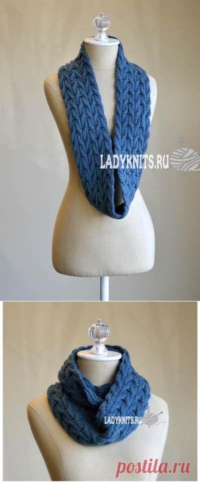 Вязаный спицами снуд с двухсторонними косами