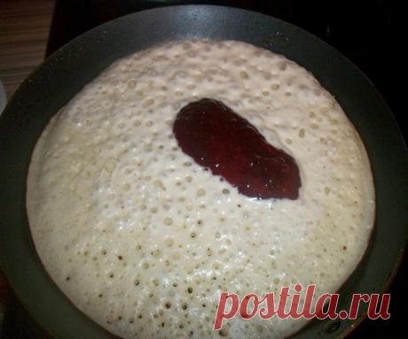 Блинчики.. нет пирожки...нет все таки блинчики... вообщем, блинно-пирожки, да еще и с творогом!

Требуется:
2 яйца,
500 мл. кислого молока (либо кефир+молоко),
200 гр. творога любой жирности ,
1 ч.л. соды,
12 стл муки с горкой -300 гр. ,
соль,
сахар.
Растительное масло 100мл (для теста)

Приготовление:
Творог взбиваем с яйцами,добавляем половину кефирной смеси.Добавляем соль,сахар (если пирожки будут с несладкой начинкой то соли чуть больше и наоборот) и всыпаем муку. В ос...