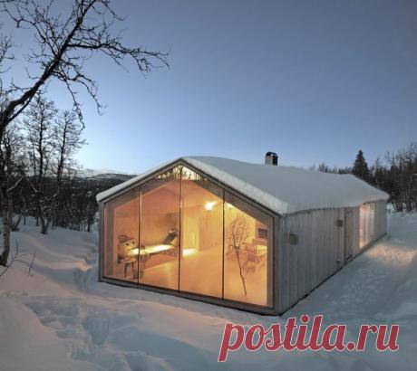 Загородный дом для отдыха в Норвегии V-Lodge — это загородный дом для отдыха, спроектированный студией Reiulf Ramstad Arkitekter в провинции Бускеруд, Норвегия. Небольшой, но уютный дом принадлежит семье из пяти человек, которая любит проводить тут свободное время вне зависимости от времени года. Зимой тут можно кататься на лыжах, а летом совершать пешие прогулки по горной местности. Дом хорошо интегрирован в природное окружение, отличается простотой и сдержанностью в вопросах архитектуры и…