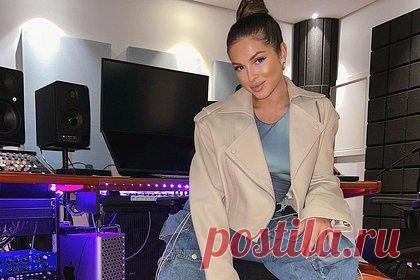 Нюша показала фигуру после родов. Российская певица Нюша, показала фигуру после родов. На размещенном в соцсетях видео 32-летняя знаменитость позирует в косметологическом кабинете в облегающих джинсах и в рубашке люксового бренда Fendi. Вдобавок поп-исполнительница рассказала своим фанатам, к каким методам прибегает, чтобы вновь вернуться в форму.