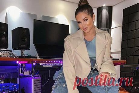 Нюша показала фигуру после родов. Российская певица Нюша, показала фигуру после родов. На размещенном в соцсетях видео 32-летняя знаменитость позирует в косметологическом кабинете в облегающих джинсах и в рубашке люксового бренда Fendi. Вдобавок поп-исполнительница рассказала своим фанатам, к каким методам прибегает, чтобы вновь вернуться в форму.