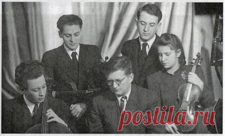 Dmitri Shostakovich with the Borodin Quartet. 
From L-R: Valentin Berlinsky (cello), Rostislav Dubinsky (violin), Shostakovich, Rudolf Barshai (viola), Nina Barshai (violin). 
Late 1940s.
Credit: "Shostakovich" Ed. M.P. Rahmanova