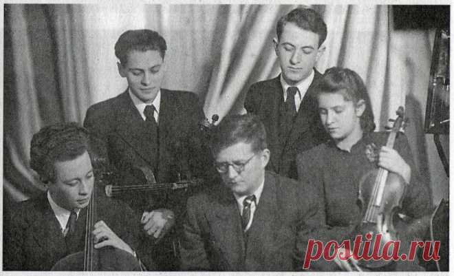 Dmitri Shostakovich with the Borodin Quartet. 
From L-R: Valentin Berlinsky (cello), Rostislav Dubinsky (violin), Shostakovich, Rudolf Barshai (viola), Nina Barshai (violin). 
Late 1940s.
Credit: 
