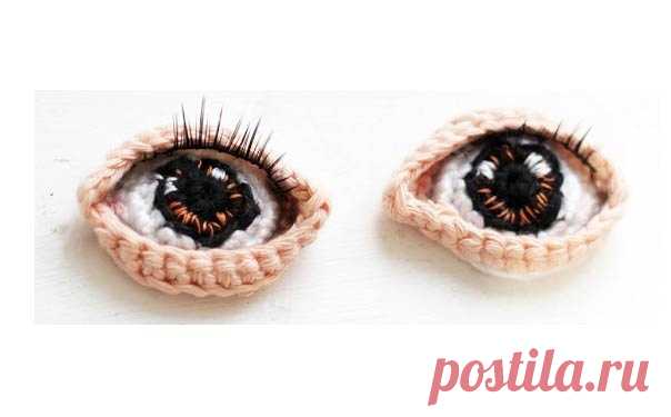 Как связать крючком красивые глаза для куклы.

#глаза_крючком@knit_toyss

Потребуется:
крючок 2,5 и х/б нитки

Ряд 1: черным
5 СБН в кольцо (5)

Ряд 2: коричневым:
2СБН в каждую петлю по кругу (10 петель)

Ряд 3: СБН по кругу (10)

Белым цветом
4-й ряд: [2СБН в первую петлю, СБН в следующую петлю] по кругу (15)

Раунд 5: СБН по кругу (15)

Телесным цветом
Ряд 6: СБН по кругу (15)

Ряд 7:
Вязать только в наружные петли
Половина двойное вязание крючком в следующем стежке (уг...