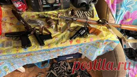 Полицейские изъяли у крымчанина две самодельных булавы, взрывчатку и боеприпасы. В Крыму полицейские нашли у 52-летнего мужчины оружие, боеприпасы и взрывное устройство. Об этом сообщает &quot;МВД медиа&quot;. По информации ведомства, полицейские получили информацию, что у одного из жителей Керчи дома может храниться ...