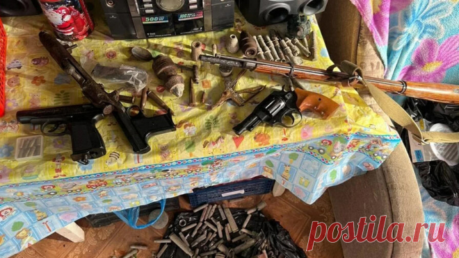 Полицейские изъяли у крымчанина две самодельных булавы, взрывчатку и боеприпасы. В Крыму полицейские нашли у 52-летнего мужчины оружие, боеприпасы и взрывное устройство. Об этом сообщает "МВД медиа". По информации ведомства, полицейские получили информацию, что у одного из жителей Керчи дома может храниться ...