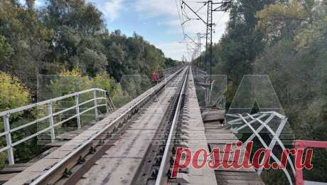 В РЖД рассказали, когда восстановят железнодорожные пути в Самарской области. Восстановительные работы на поврежденном в субботу, 28 сентября, железнодорожном мосту и на перегоне в Самарской области планируется завершить к 3 октября. Об этом сообщает &quot;Интерфакс&quot; со ссылкой на Куйбышевскую железную дорогу ...