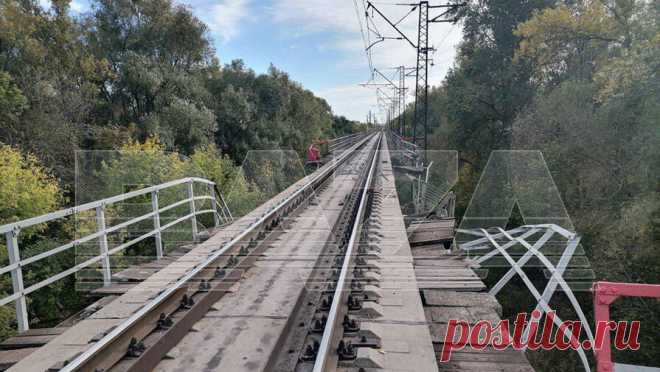 В РЖД рассказали, когда восстановят железнодорожные пути в Самарской области. Восстановительные работы на поврежденном в субботу, 28 сентября, железнодорожном мосту и на перегоне в Самарской области планируется завершить к 3 октября. Об этом сообщает "Интерфакс" со ссылкой на Куйбышевскую железную дорогу ...