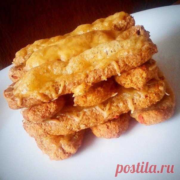 Cырно-томатные палочки 

Ингредиенты:

Молотая овсянка - 250 г
Отруби пшеницы - 100 г
Яйцо - 1 шт.
Ряженка - 3 ст. л.
Перекрученные томаты со сладким перцем - 100 мл
Томатная паста - 2 ч.л.
Соль
Перец
Сыр - около 70 г 

Приготовление:

1. Смешиваем яйцо, ряженку, томаты перекрученные, добавляем овсянку, отруби, специи. 
2. Пергамент слегка смазала раст. маслом и сформировала палочки (сначала крутила колбаски, а на пергаменте вот такой формы их прижимала пальчиком, руки сма...