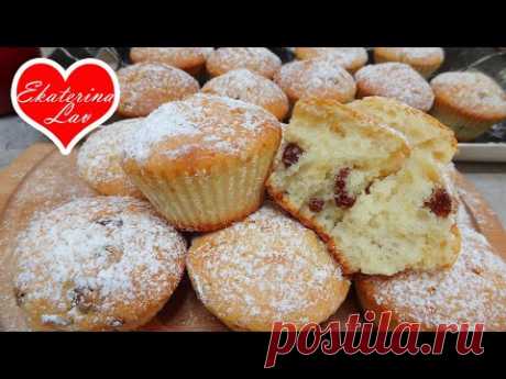 НЕЖНЫЕ КЕКСЫ НА СМЕТАНЕ с изюмом в духовке! Самый простой и вкусный рецепт! Кексики в формочках!
