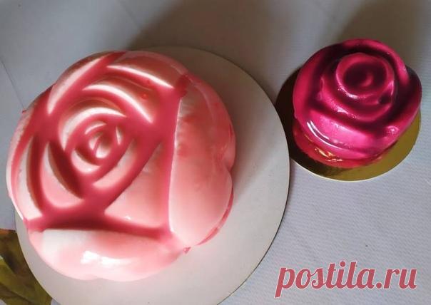 Муссовый торт с апельсиновым креме

Ингредиенты
Лимонный бисквит
30 мл молока
30 г сливочного масла
1 яйцо
40 г сахара
60 г муки
1 ст.л. лимонного сока
1 ч.л. цедры
Сливочно-апельсиновый центр
250 мл апельсинового сока
2 ст.л. меда
2 желтка
150 мл сливок 33%
6 г желатина
Куркума для цвета
Сливочный мусс
2 яйца
150 мл молока
100 г сахара
250 г маскарпоне
14 г желатина
250 мл сливок 33%

Как приготовить
Яйцо взбить с сахаром, добавить масло, молоко и лимонный сок.

Перемешат...