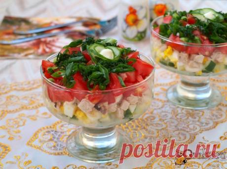 Салат с запечённой курицей, яйцом и свежими овощами фото рецепт приготовления