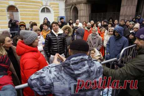 «Я была в этой давке». Москвичка создала петицию против Большого театра. Рассерженные граждане потребовали от правоохранителей разобраться с перекупщиками билетов на балет «Щелкунчик» в Большой театр. По мнению москвичей, новые правила продаж хуже прежних и билеты достаются не тем, кто стоит в очередях.