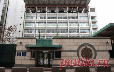 Случаи высылки британских дипломатов из РФ. В Центре общественных связей ФСБ 26 ноября сообщили, что британский дипломат Уилкс Прайор лишен аккредитации и должен покинуть Россию