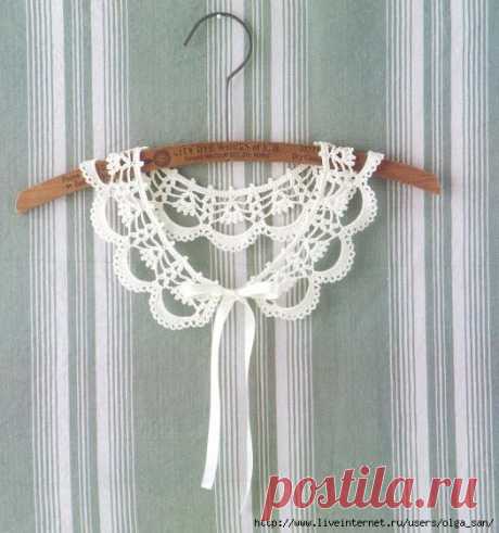 Белый воротничок.