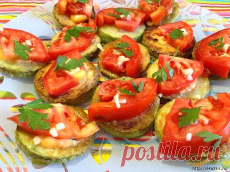 Жареная кабачковая закуска с помидорами и соусом "Паприк"