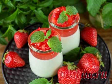 Панна-котта с чаем матча и клубникой