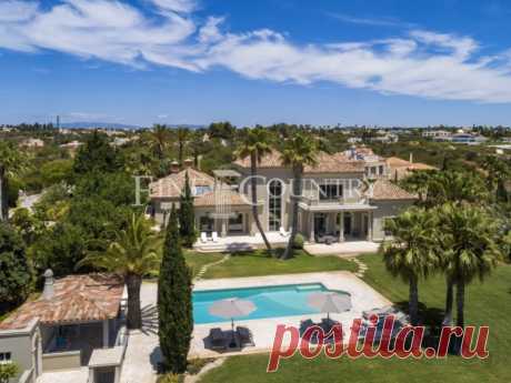 À venda Mansão de 750 m2, Lagoa (Carvoeiro), Lagoa, Faro - 74206625 Excecional moradia de 5 quartos com area de construcao de 750 m2, inserida num terreno de 5274 m2 junto ao mar, na zona residencial de Ilha na Terra/Vale de Lapa, perto de Carvoeiro e de diversas praias, restaurantes e campos de golfe conceituados. Dividida em dois...
