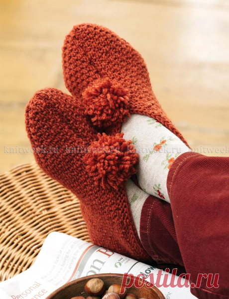 Вязаные тапочки спицами рельефным узором на knitweek.ru