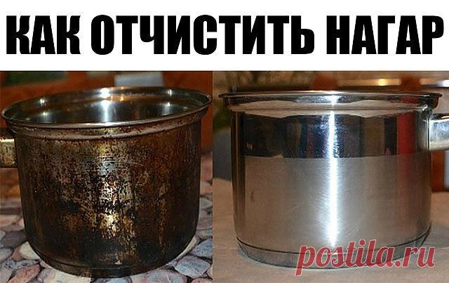 Отчистить нагар поможет вот такое средство: 
- 1/2 чашки соды 
- 1 чайная ложка жидкости для мытья посуды 
- 2 столовые ложки перекиси водорода 

Смешивать до тех пор, пока не станет похоже на взбитые сливки (при необходимости долить еще перекиси), нанести на грязную поверхность и оставить минут на 10. Должно помочь!Как быстро и просто очистить духовку от нагара

Материалы и ингредиенты: 
- ¼ ст. жидкости для мытья посуды
- ½ ст. пищевой соды
- ¼ ст. перекиси водорода
- це...