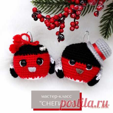 PDF Снегири крючком. FREE crochet pattern; Аmigurumi toy patterns. Амигуруми схемы и описания на русском. Вязаные игрушки и поделки своими руками #amimore - маленькая птичка, птицы, елочное украшение в виде снегиря, игрушки на ёлку, ёлочные шары, Новый год.