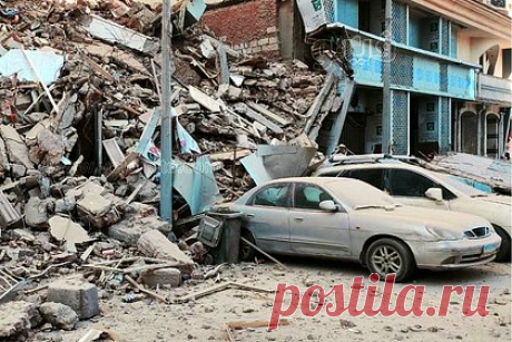 В Египте обрушился многоэтажный дом. В египетской Александрии обрушился 13-этажный дом, сообщает газета Al-Ahram. По словам губернатора Александрии Мохаммеда эль-Шерифа, на данный момент ведутся поисковые работы по спасению оставшихся под завалами пострадавших. Египетские правоохранители сообщили об одном раненом.