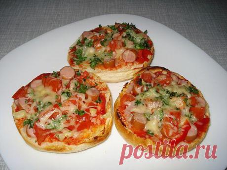"Пицца" из булочек
Источник Гурмания - клуб истинных кулинаров!

Ингредиенты:
4 булочки
1 лук
1 помидор
4 сосиски
2 сладких перца
зелень
немного тёртого сыра.