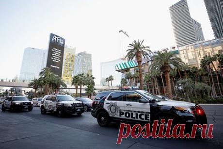 Грузинского бойца UFC ограбили в Лас-Вегасе. Грузинского бойца смешанного стиля Мераба Двалишвили ограбили в Лас-Вегасе. Он рассказал, что преступники украли бумажник из его незапертого на ночь автомобиля. «Затем они вернулись, чтобы попробовать угнать машину, но мой сосед накричал на них, и они сбежали», — добавил он.