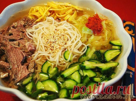 Кукси (холодный корейский суп)
Кто жил в Ташкенте, знает, что там есть большой район, где проживают корейцы. И в начале 90-х почти в каждом доме был маленький ресторанчик, где они готовили свою изумительную еду. Два — три раза в неделю, особенно летом, мы ездили поесть кукси. В каждом месте готовили по-своему. И мы выбрали один из  вариантов, который нам нравился больше всего. Теперь готовлю кукси дома и летом и зимой. Все в восторге!

Ингредиенты:

для бульона (мури) на 3...