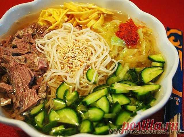 Кукси (холодный корейский суп)
Кто жил в Ташкенте, знает, что там есть большой район, где проживают корейцы. И в начале 90-х почти в каждом доме был маленький ресторанчик, где они готовили свою изумительную еду. Два — три раза в неделю, особенно летом, мы ездили поесть кукси. В каждом месте готовили по-своему. И мы выбрали один из  вариантов, который нам нравился больше всего. Теперь готовлю кукси дома и летом и зимой. Все в восторге!

Ингредиенты:

для бульона (мури) на 3...