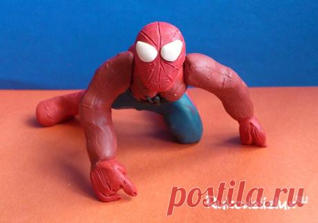 В этом уроке приведен подробный мастер-класс как слепить человека-паука из пластилина с пошаговыми фото. С человеком-пауком из пластилина можно будет играть, как с подвижной игрушкой.