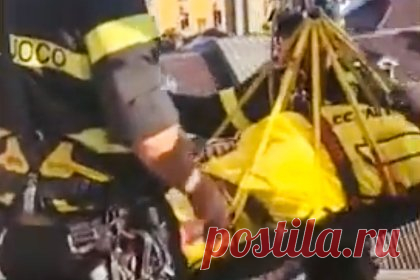 Спасение потерявшей сознание на крыше собора в Европе туристки попало на видео