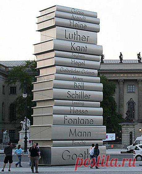 Германия, г. Берлин. Памятник книгам