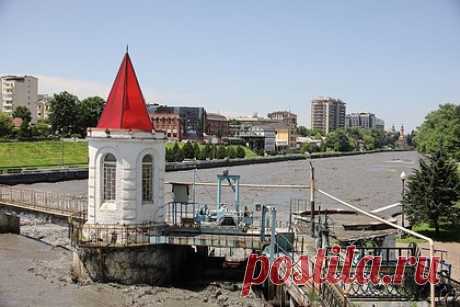 Во Владикавказе начали благоустраивать набережную. Во Владикавказе начались работы по благоустройству участка набережной реки Терек. На набережной планируют обустроить тротуарную часть. Полностью будет переделан спуск с верхнего яруса набережной на нижний, появится пандус. Также планируется построить смотровую площадку и реконструировать технический мостик.