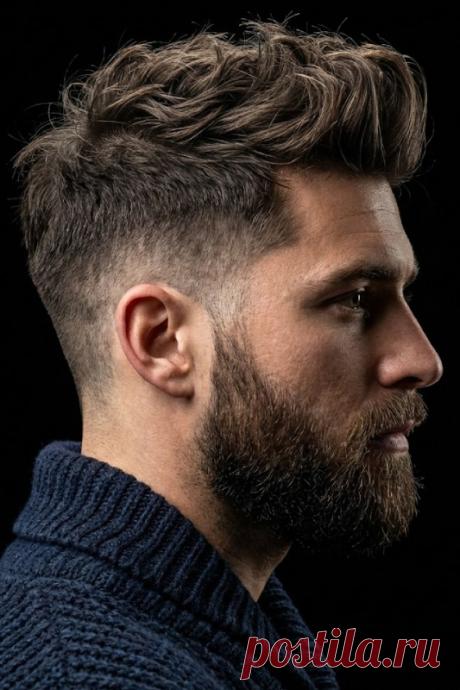Текстурированный Quiff в 2026 году выглядит более естественно и живо, чем его классические версии. Акцент делается на объеме и движении волос, а не на идеально зафиксированной форме. Это стрижка для тех, кто хочет заметный стиль без ощущения «перестарался с укладкой».
