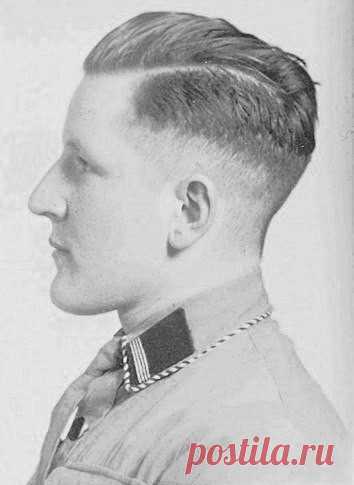 Поговорим о моде на стрижки...

Side-parted Undercut .

Сегодня такую стрижку обычно называют Андеркат (Undercut), поскольку этот термин означает коротко подстриженные виски и затылок. 
Особенно классический Андеркат был популярен в 1930-е годы в Северной Европе и Германии. 
Хотя нельзя строго говорить о какой-либо эталонной немецкой стрижке того времени, но именно Германская империя, и Пруссия в частности, является родиной данного стиля. По-немецки стрижка называлась «Ins...