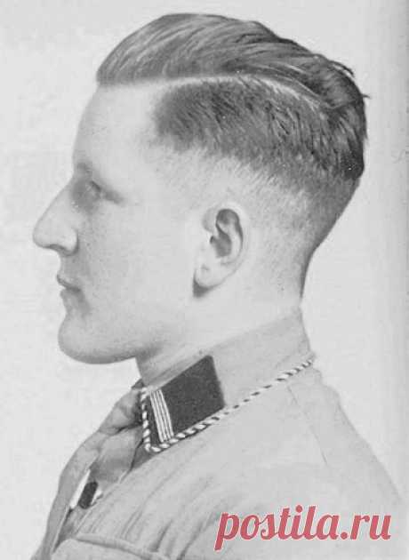 Поговорим о моде на стрижки...

Side-parted Undercut .

Сегодня такую стрижку обычно называют Андеркат (Undercut), поскольку этот термин означает коротко подстриженные виски и затылок. 
Особенно классический Андеркат был популярен в 1930-е годы в Северной Европе и Германии. 
Хотя нельзя строго говорить о какой-либо эталонной немецкой стрижке того времени, но именно Германская империя, и Пруссия в частности, является родиной данного стиля. По-немецки стрижка называлась «Ins...