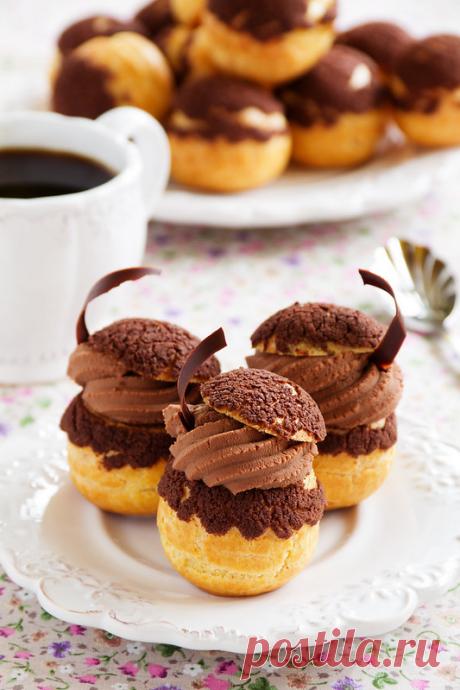 Пирожные шу с кракелином и шоколадным кремом.                 Готовила эти пирожные для доброй знакомой, в подарок за доброе дело.))) Кракелин делала первый раз, хотя заварные моя самая большая слабость, причем такая, что до последнего кусочка. Поэтому можете представить какие муки пережила, учитывая что…