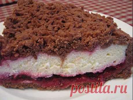 Творожный пирог с какао и вишней